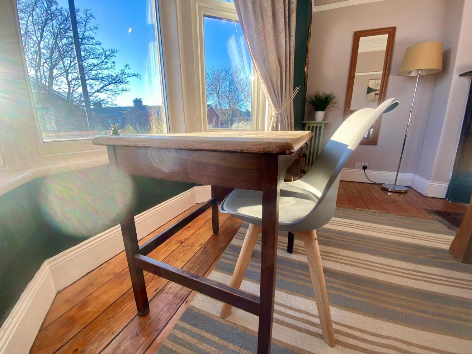 Large, Comfy Close To Centre - *