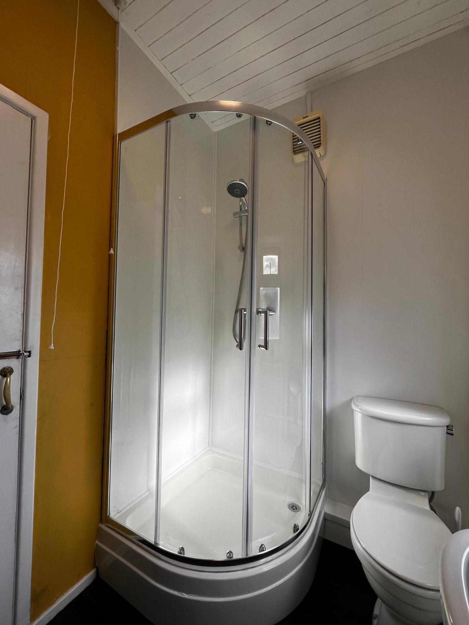 Large, Comfy Close To Centre - *