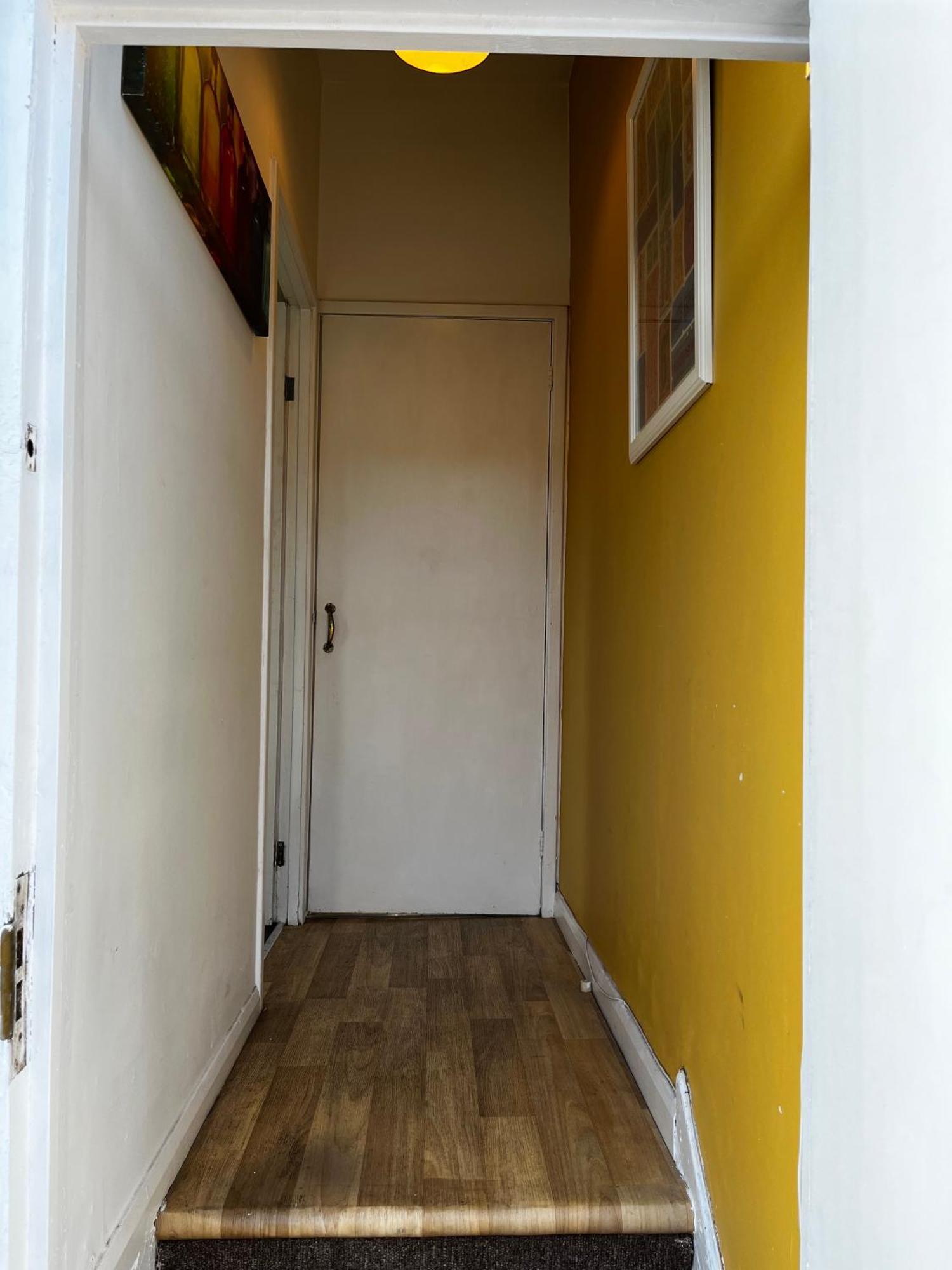 Large, Comfy Close To Centre - *