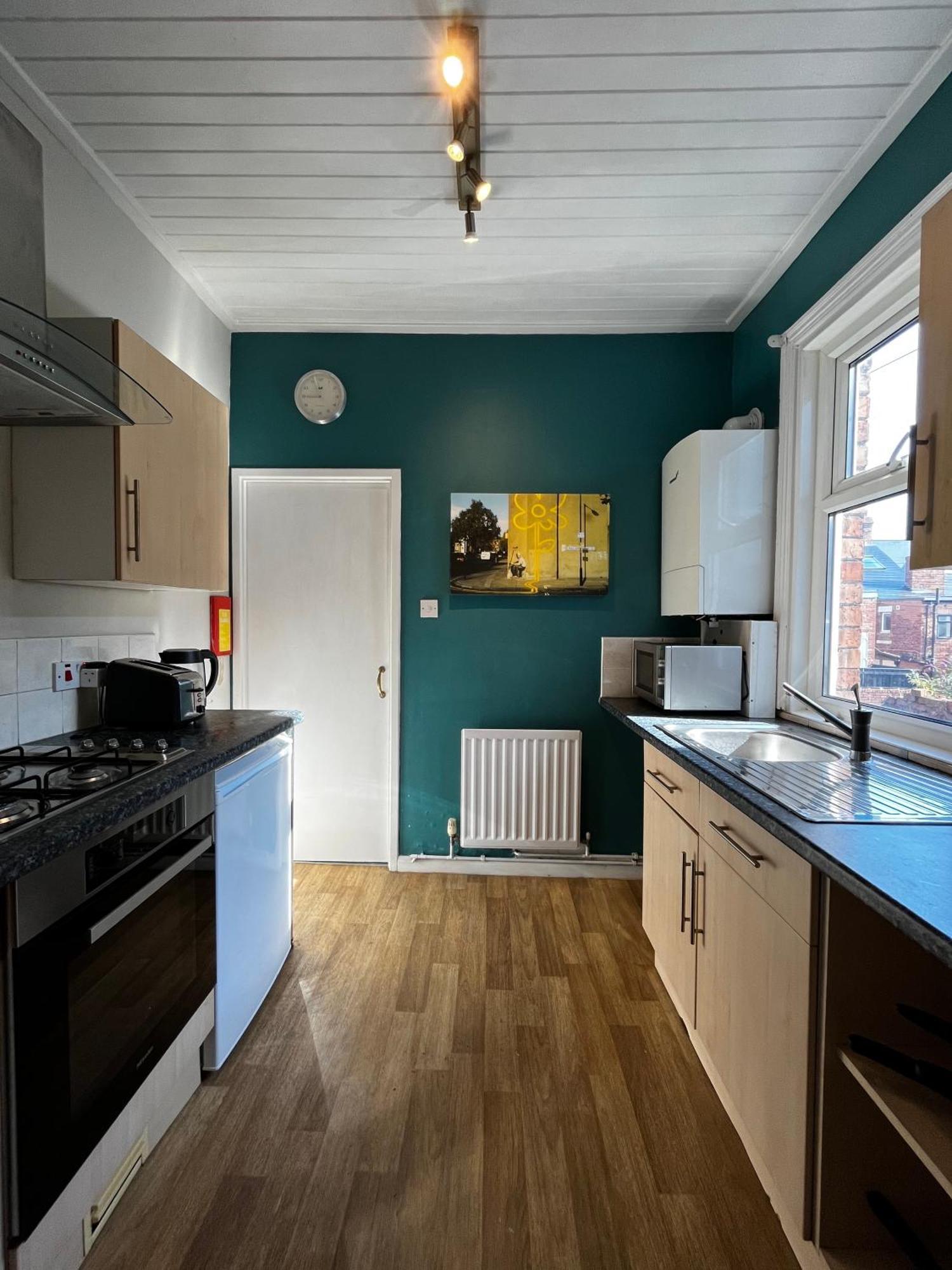 Large, Comfy Close To Centre -